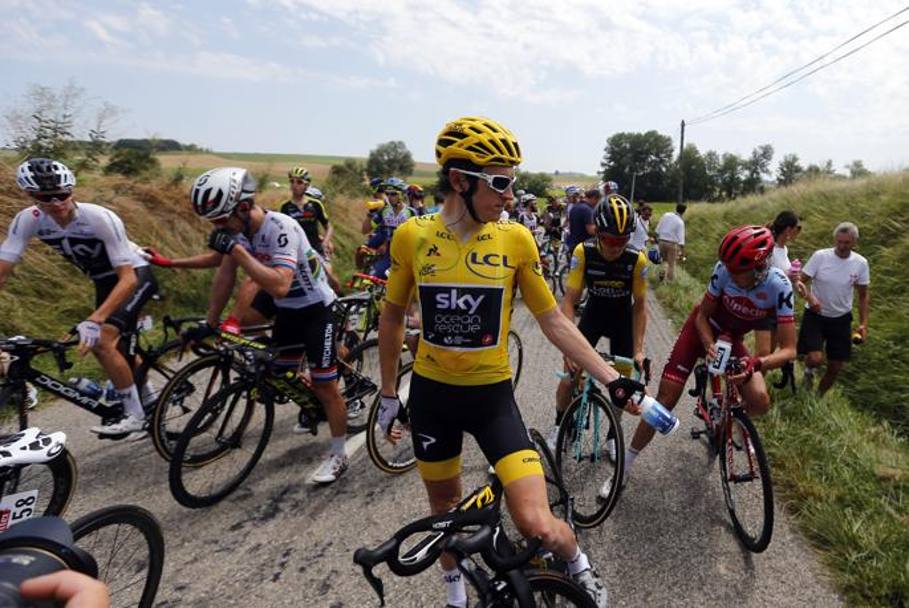 Anche la maglia gialla Geraint Thomas, ovviamente, è stato bloccato come gli altri ciclisti e appare perplesso.